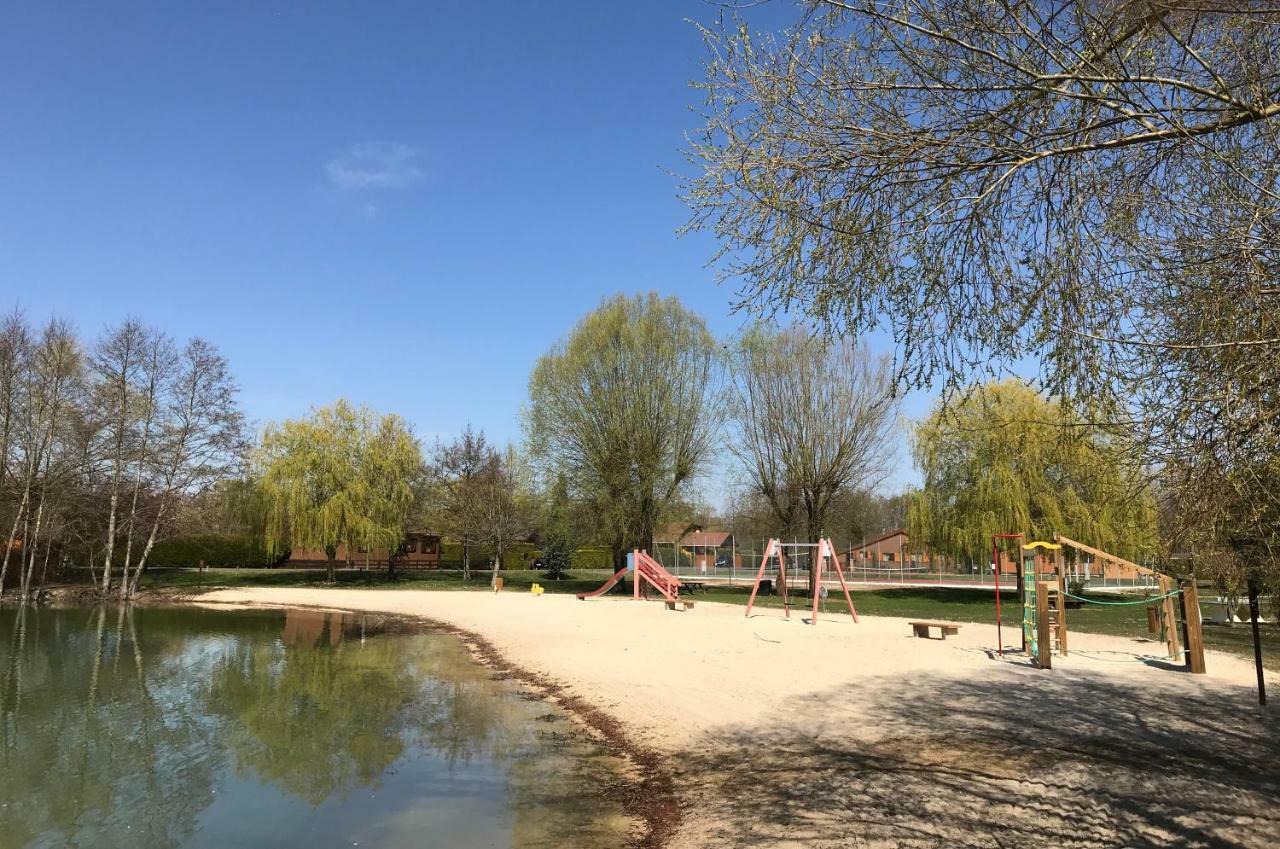 Le Chalet Du Lac - Domaine De La Goujonne Saint-Sauveur-lès-Bray Exterior foto